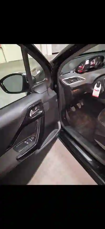 Peugeot 208 2017 - 8500 EUR, 99457 km - 99457km - foto 3 de 8