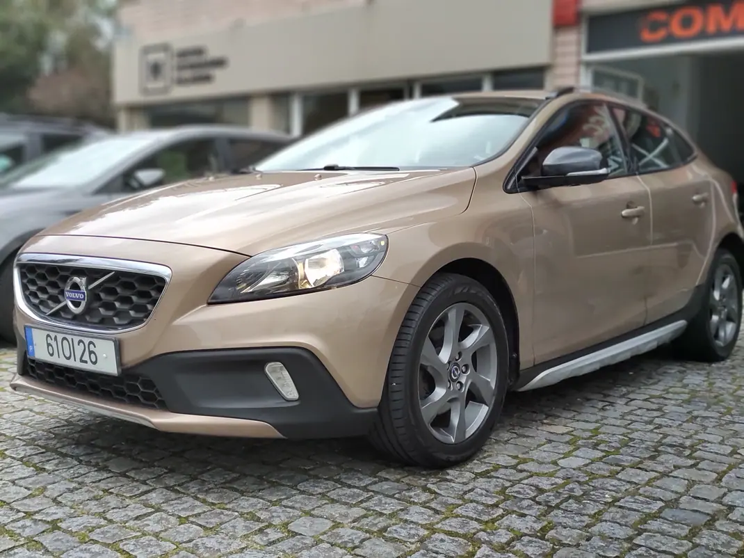 Volvo V40 Cross Country 2014 - 9900 EUR, 235000 km - AUTO.MOTO.pt - 235000km - foto 4 de 15