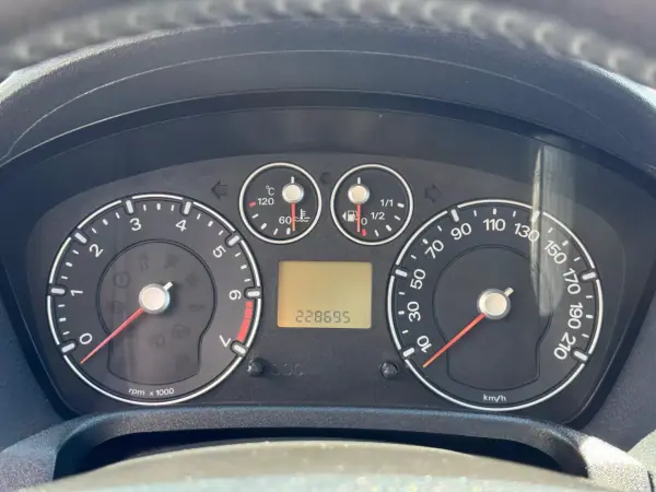 Ford Fiesta 2006 - 2850 EUR, 228695 km - AUTO.MOTO.pt - 228695km - foto 12 de 20