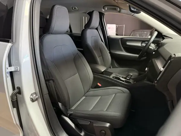 Volvo XC 40 2021 - 25750 EUR, 139987 km - AUTO.MOTO.pt - 139987km - foto 10 de 15