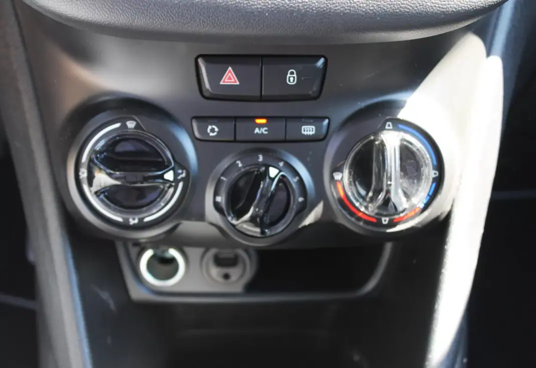 Peugeot 208 2018 - 9990 EUR, 109000 km - AUTO.MOTO.pt - 109000km - foto 22 de 27