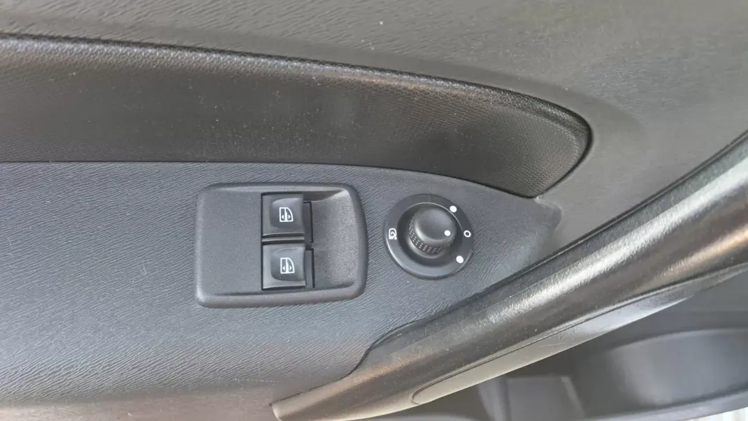 Renault 2019 - 19900 EUR, 100835 km - AUTO.MOTO.pt - 100835km - foto 21 de 28