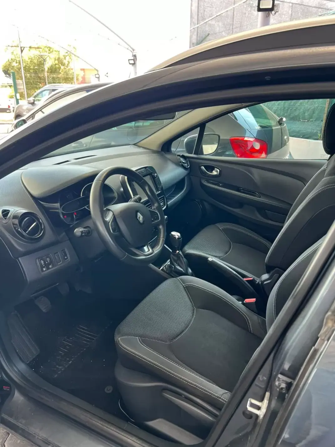 Renault Clio 2018 - 13900 EUR, 147279 km - 147279km - foto 3 de 7