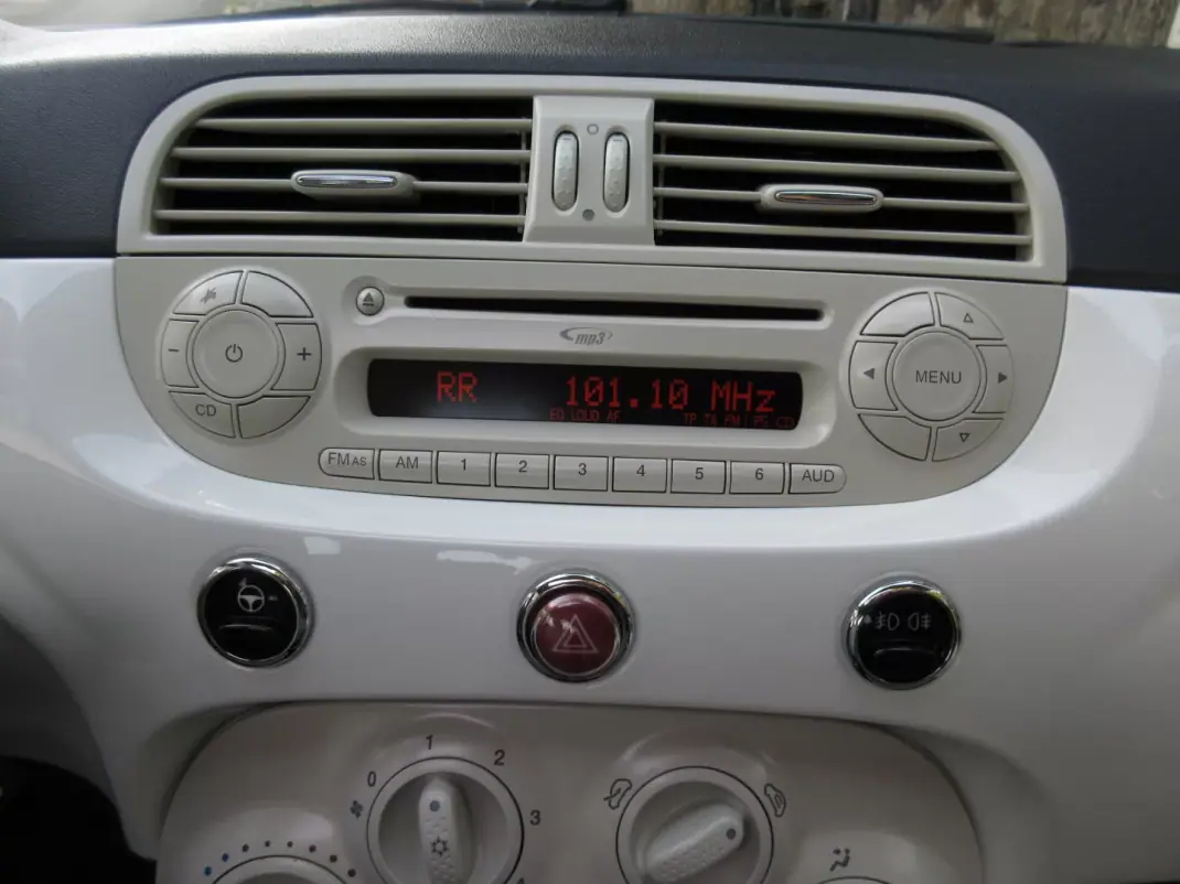 Fiat 500 2010 - 6990 EUR, 185000 km - AUTO.MOTO.pt - 185000km - foto 31 de 37