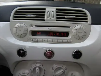 Fiat 500 2010 - 6990 EUR, 185000 km - AUTO.MOTO.pt - 185000km - foto 31 de 37