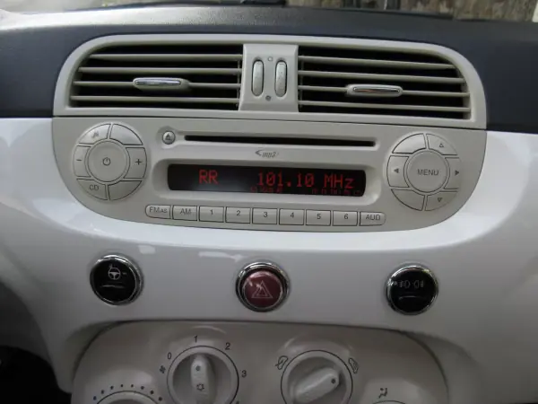 Fiat 500 2010 - 6990 EUR, 185000 km - AUTO.MOTO.pt - 185000km - foto 31 de 37