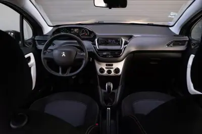 Peugeot 208 2019 - 9999 EUR, 106000 km - AUTO.MOTO.pt - 106000km - foto 9 de 20