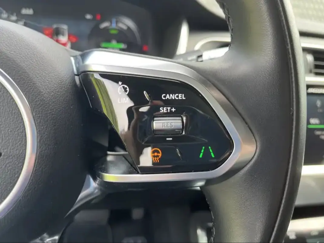 Jaguar I-Pace 2019 - 25000 EUR, 83000 km - AUTO.MOTO.pt - 83000km - foto 5 de 9