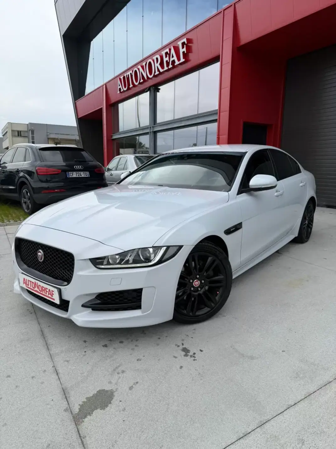 Jaguar XE 2018 - 17000 EUR, 273353 km - AUTO.MOTO.pt - 273353km - foto 1 de 20