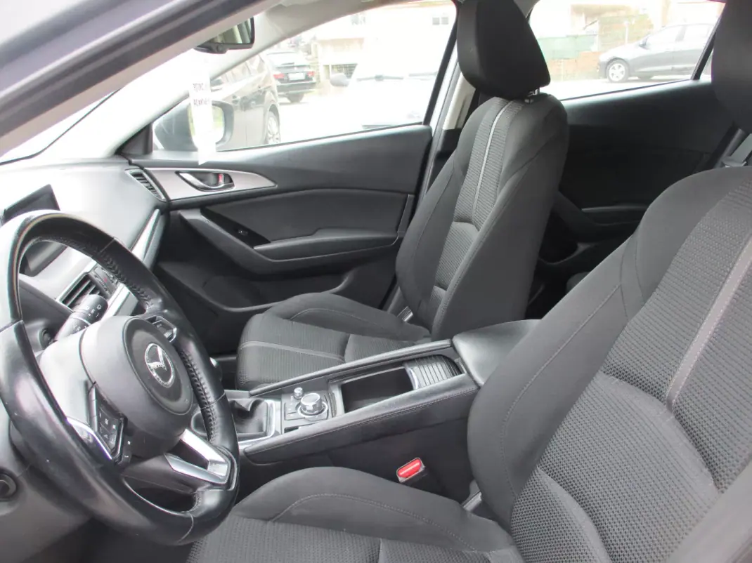 Mazda 3 2018 - 11900 EUR, 135000 km - AUTO.MOTO.pt - 135000km - foto 12 de 13