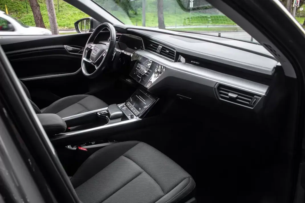 Audi Q8 e-Tron Sportback 2023 - 49900 EUR, 34353 km - AUTO.MOTO.pt - 34353km - foto 24 de 44