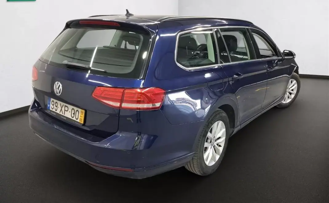 Volkswagen Passat Variant 2019 - 17999 EUR, 143121 km - AUTO.MOTO.pt - 143121km - foto 2 de 8