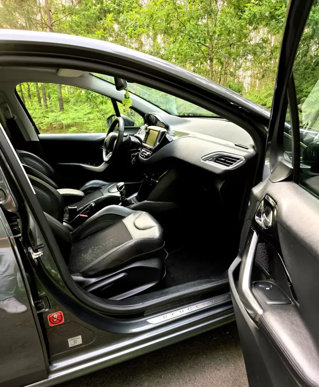 Peugeot 208 2012 - 8990 EUR, 124000 km - AUTO.MOTO.pt - 124000km - foto 23 de 25