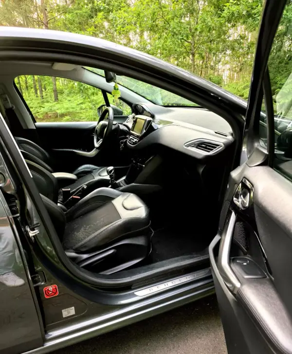 Peugeot 208 2012 - 8990 EUR, 124000 km - AUTO.MOTO.pt - 124000km - foto 23 de 25