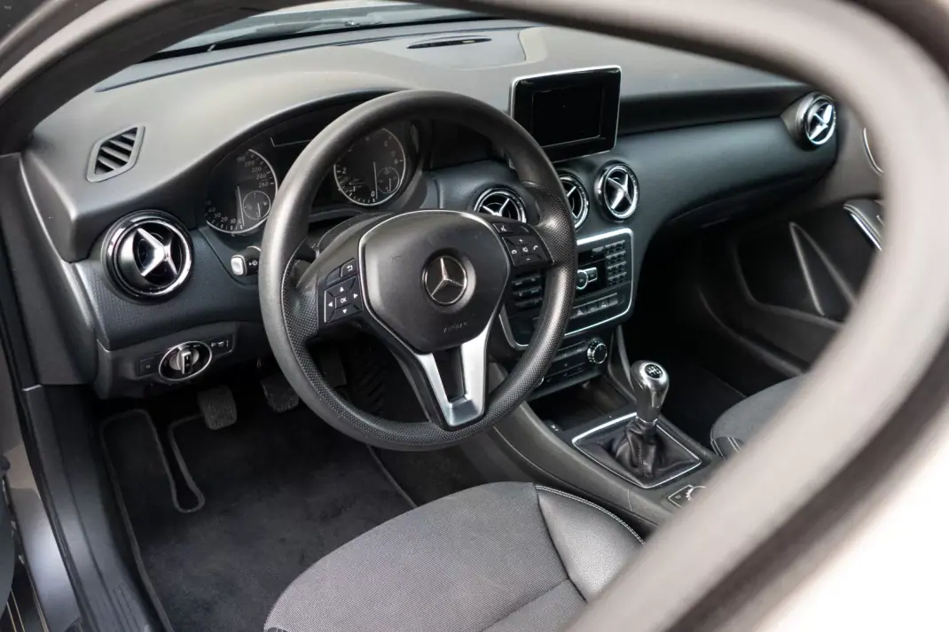 Mercedes-Benz A 180 2013 - 10990 EUR, 215000 km - AUTO.MOTO.pt - 215000km - foto 16 de 34