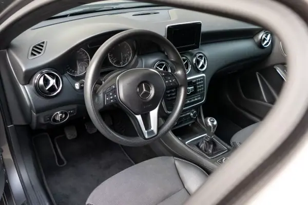 Mercedes-Benz A 180 2013 - 10990 EUR, 215000 km - AUTO.MOTO.pt - 215000km - foto 16 de 34