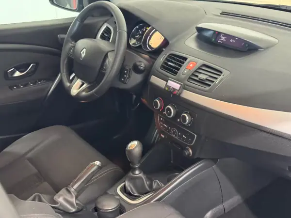 Renault Mégane 2010 - 5990 EUR, 268926 km - AUTO.MOTO.pt - 268926km - foto 13 de 18