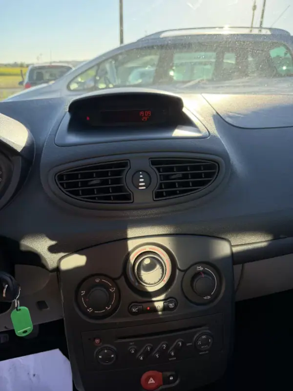 Renault Clio 2006 - 3850 EUR, 254586 km - AUTO.MOTO.pt - 254586km - foto 10 de 19
