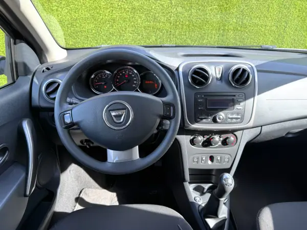 Dacia Sandero 2017 - 9900 EUR, 166000 km - AUTO.MOTO.pt - 166000km - foto 9 de 16