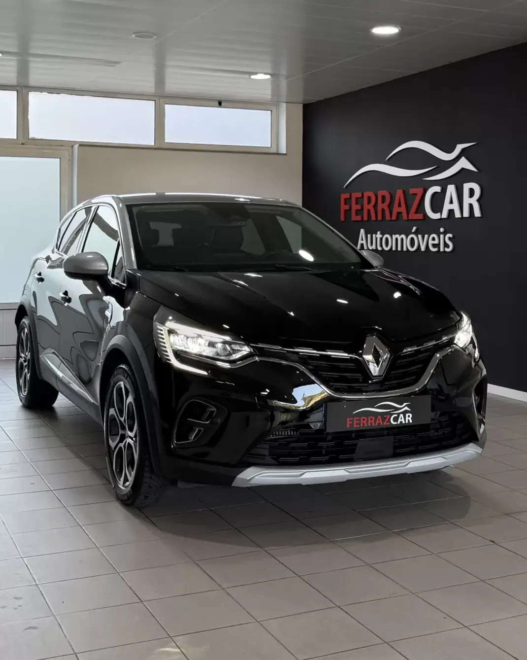 Renault Captur 2022 - 17900 EUR, 90718 km - AUTO.MOTO.pt - 90718km - foto 1 de 49