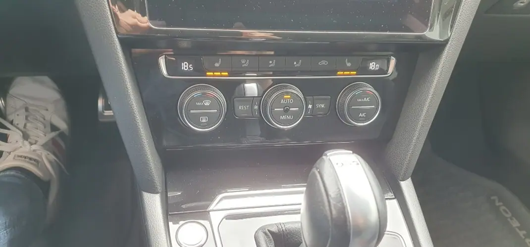 Volkswagen Arteon 2018 - 19800 EUR, 165000 km - AUTO.MOTO.pt - 165000km - foto 4 de 6