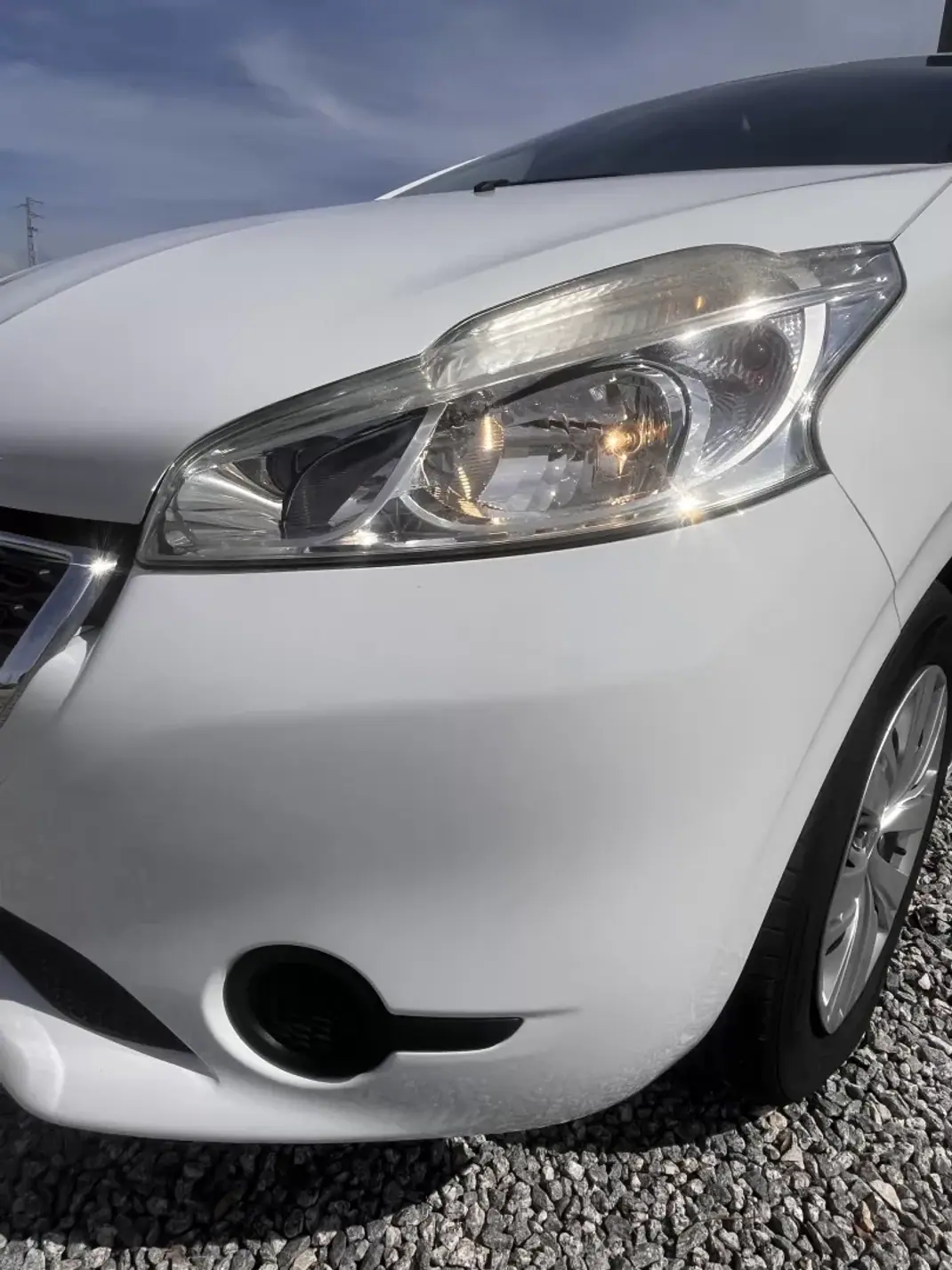 Peugeot 208 2015 - 7250 EUR, 84100 km - AUTO.MOTO.pt - 84100km - foto 17 de 19