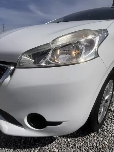 Peugeot 208 2015 - 7250 EUR, 84100 km - AUTO.MOTO.pt - 84100km - foto 17 de 19