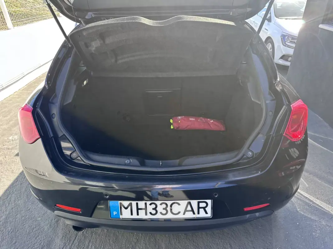 Alfa Romeo Giulietta 2011 - 6900 EUR, 220000 km - AUTO.MOTO.pt - 220000km - foto 28 de 29