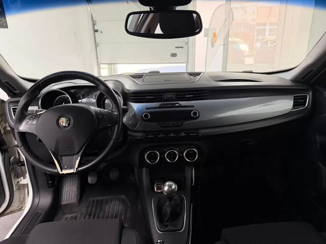 Alfa Romeo Giulietta 2011 - 7500 EUR, 209000 km - AUTO.MOTO.pt - 209000km - foto 14 de 21