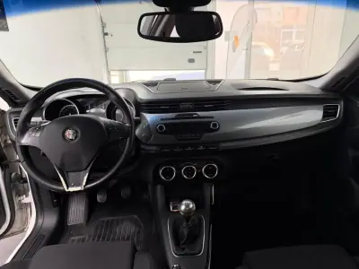 Alfa Romeo Giulietta 2011 - 7500 EUR, 209000 km - AUTO.MOTO.pt - 209000km - foto 14 de 21