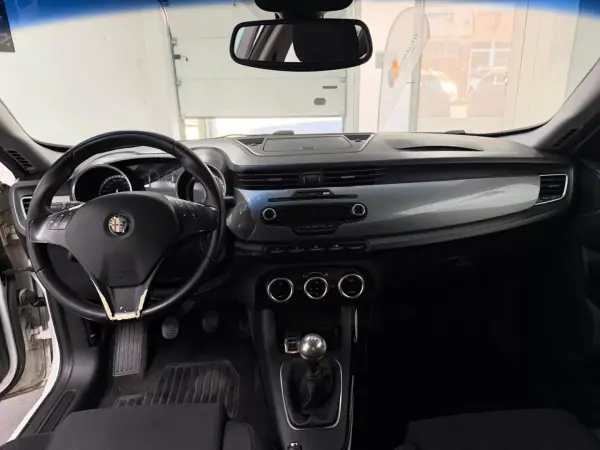 Alfa Romeo Giulietta 2011 - 7500 EUR, 209000 km - AUTO.MOTO.pt - 209000km - foto 14 de 21