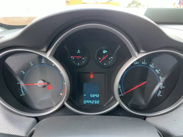 Chevrolet Cruze 2010 - 6950 EUR, 99232 km - AUTO.MOTO.pt - 99232km - foto 11 de 12