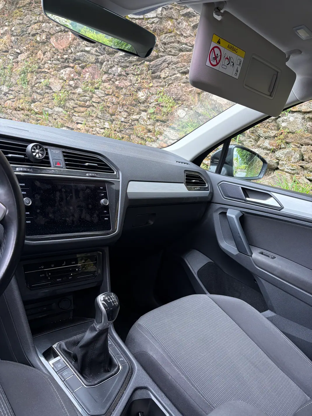 Volkswagen Tiguan 2021 - 20999 EUR, 99000 km - AUTO.MOTO.pt - 99000km - foto 4 de 8