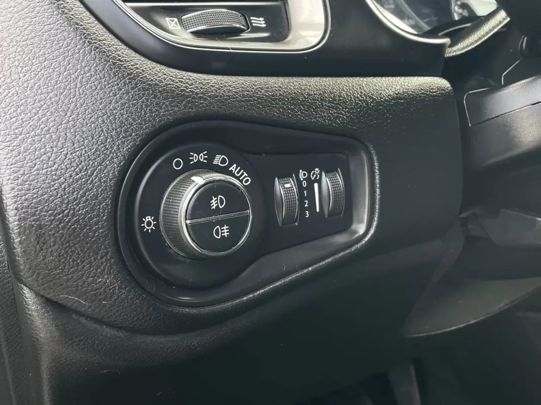 Jeep Renegade 2019 - 15500 EUR, 106977 km - AUTO.MOTO.pt - 106977km - foto 28 de 39