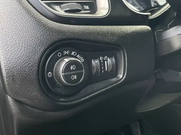 Jeep Renegade 2019 - 15500 EUR, 106977 km - AUTO.MOTO.pt - 106977km - foto 28 de 39