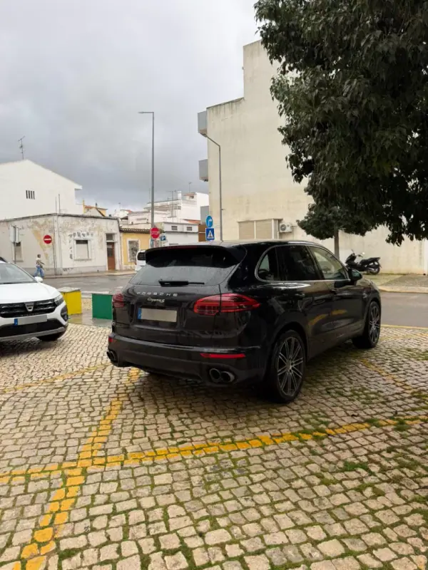 Porsche Cayenne 2011 - 39500 EUR, 162000 km - AUTO.MOTO.pt - 162000km - foto 6 de 18