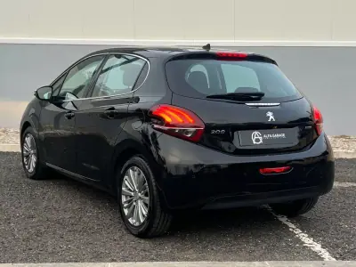 Peugeot 208 2016 - 8790 EUR, 100000 km - AUTO.MOTO.pt - 100000km - foto 4 de 18