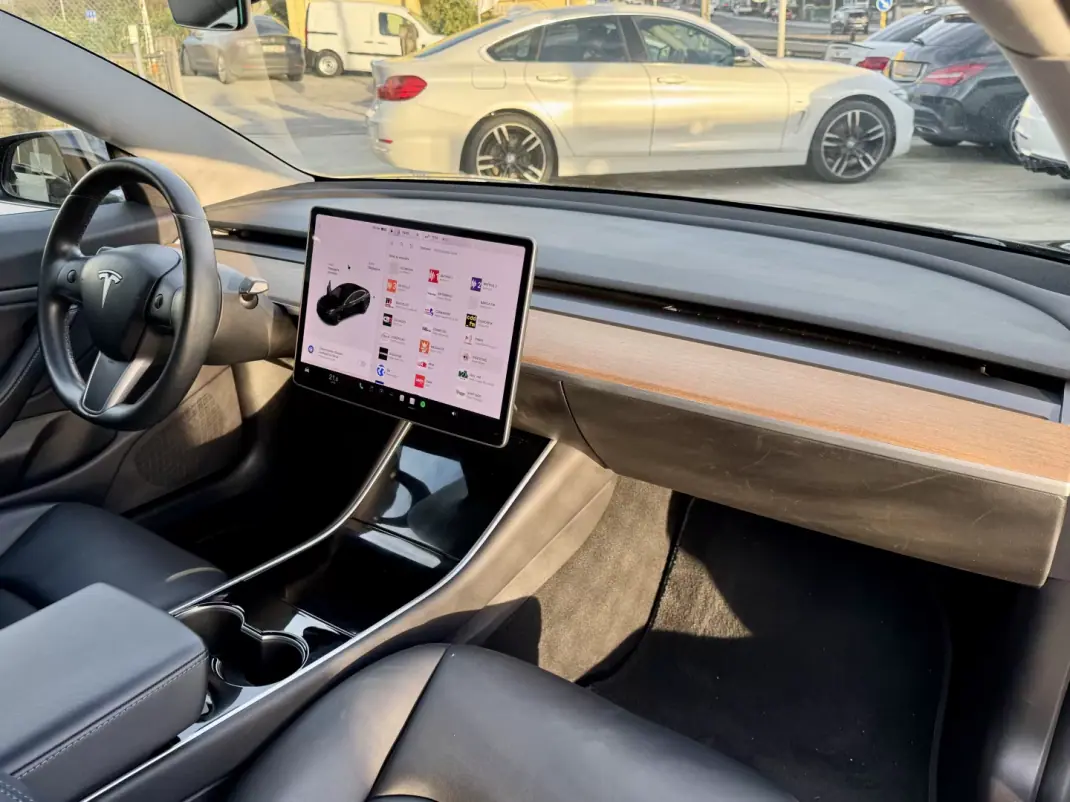 Tesla Model 3 2019 - 25999 EUR, 60000 km - AUTO.MOTO.pt - 60000km - foto 10 de 24