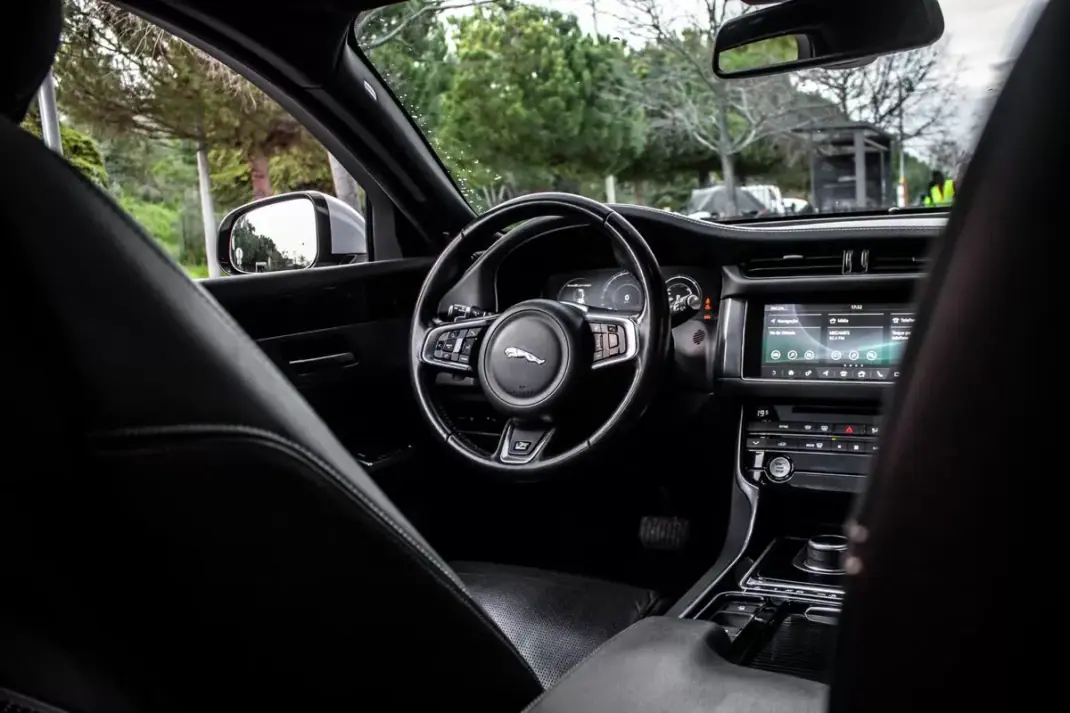 Jaguar XF Sportbrake 2019 - 23990 EUR, 147458 km - AUTO.MOTO.pt - 147458km - foto 33 de 45