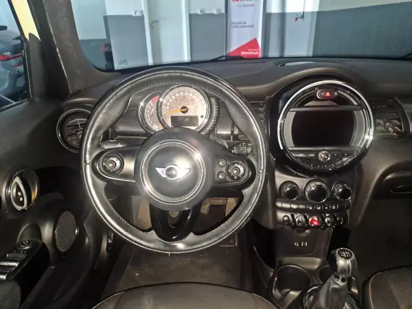 MINI 5 Portas 2015 - 11950 EUR, 130000 km - AUTO.MOTO.pt - 130000km - foto 10 de 19