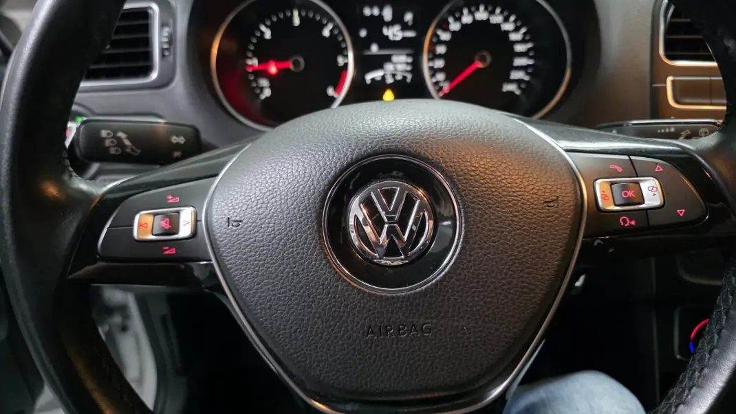 Volkswagen Polo 2014 - 10990 EUR, 136000 km - AUTO.MOTO.pt - 136000km - foto 12 de 31