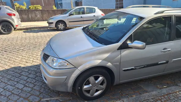 Renault Mégane 2007 - 2000 EUR, 318000 km - AUTO.MOTO.pt - 318000km - foto 5 de 9