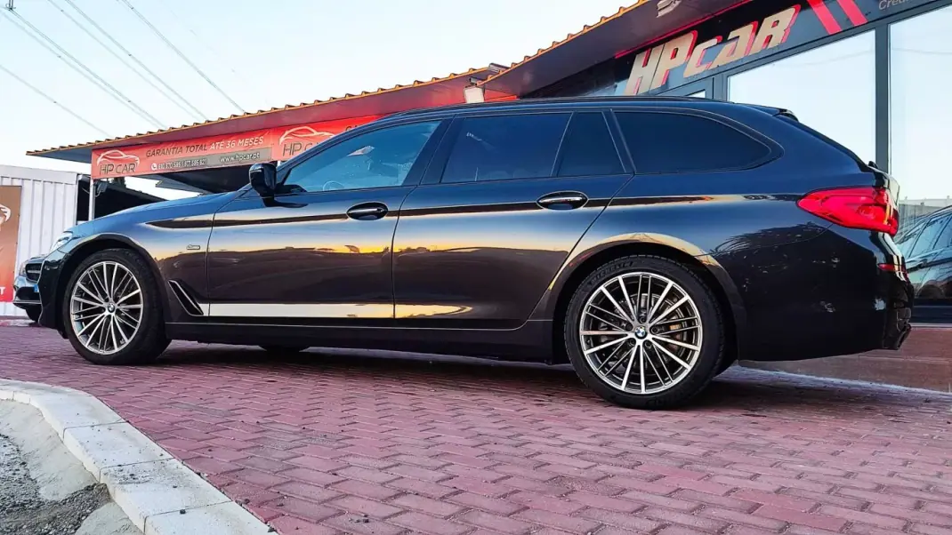 BMW 520 2018 - 29990 EUR, 130000 km - AUTO.MOTO.pt - 130000km - foto 36 de 43