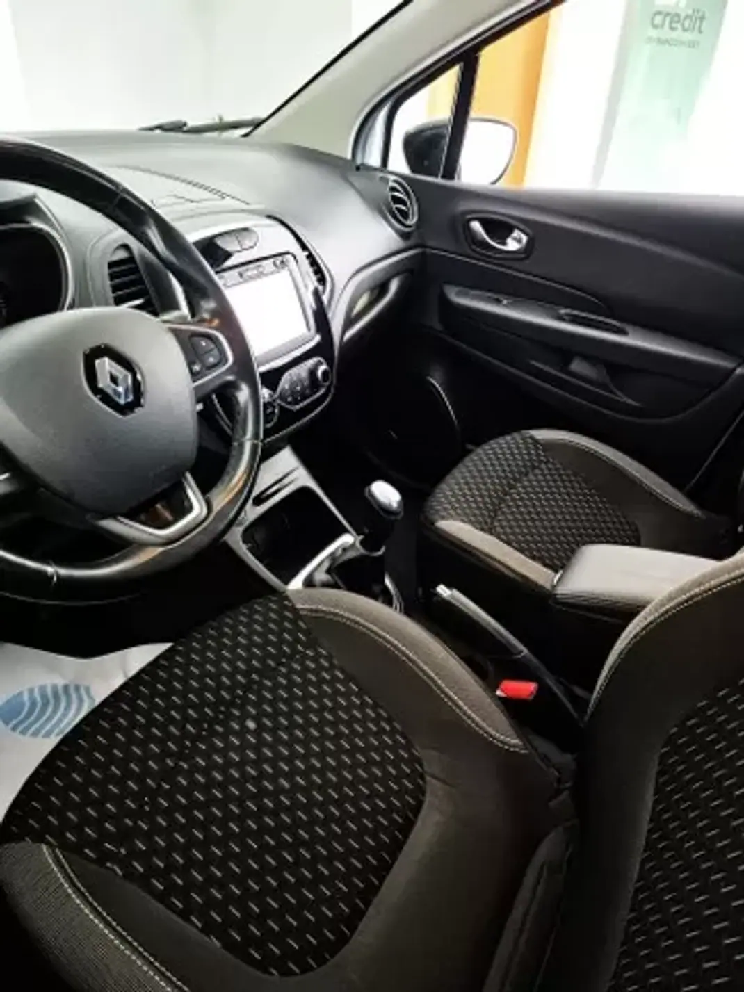 Renault Captur 2018 - 13750 EUR, 50000 km - 50000km - foto 8 de 11