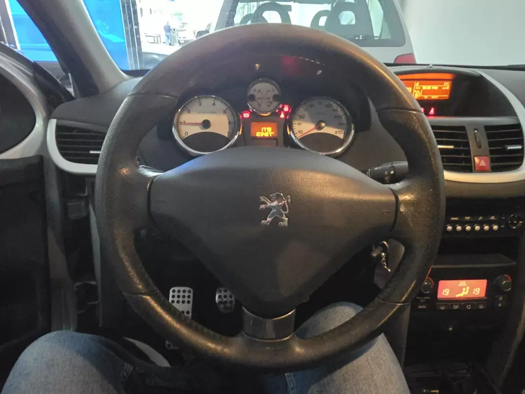 Peugeot 207 2012 - 5950 EUR, 103487 km - AUTO.MOTO.pt - 103487km - foto 13 de 20
