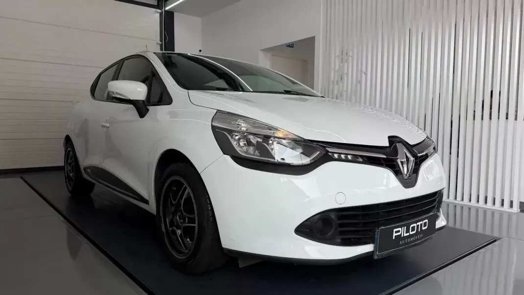 Renault Clio 2015 - 9990 EUR, 83183 km - AUTO.MOTO.pt - 83183km - foto 5 de 19