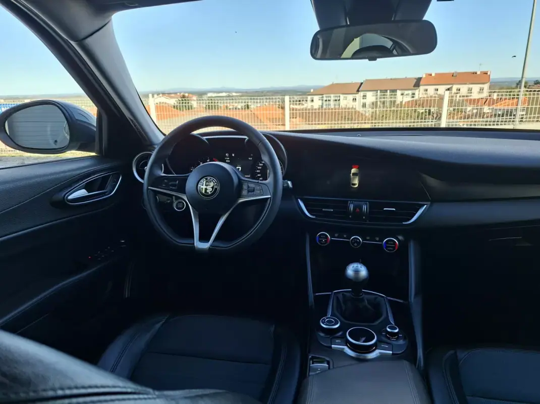 Alfa Romeo Giulia 2018 - 19990 EUR, 123965 km - AUTO.MOTO.pt - 123965km - foto 9 de 17