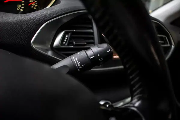 Peugeot 308 SW 2019 - 8250 EUR, 315740 km - AUTO.MOTO.pt - 315740km - foto 16 de 37