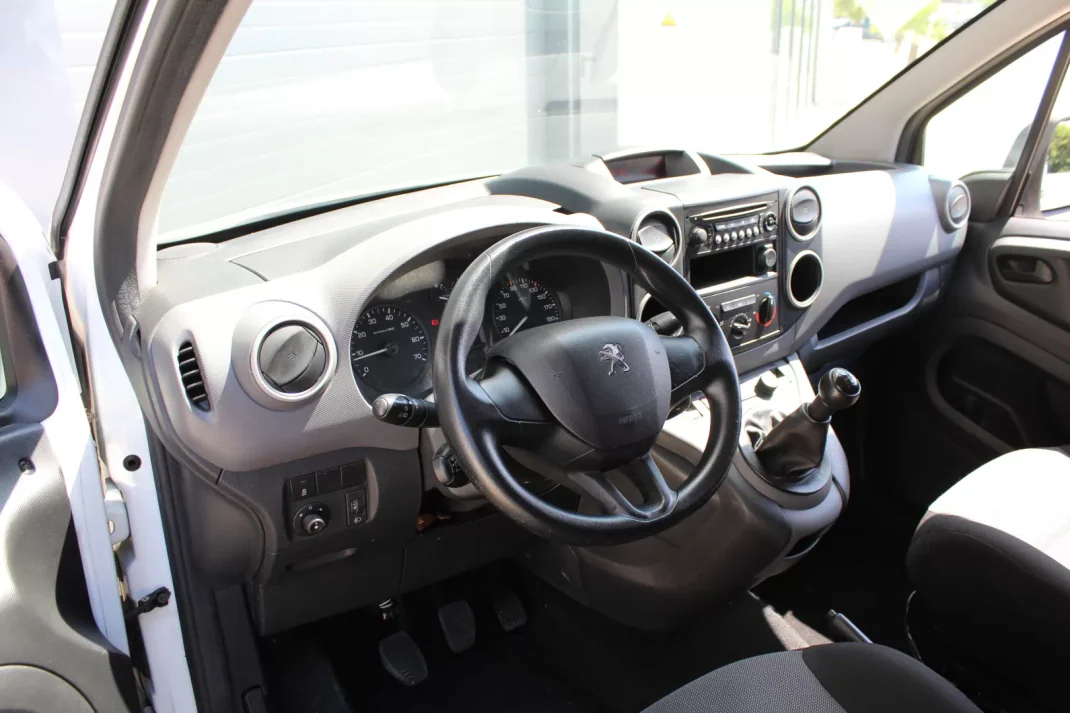 Peugeot Partner 1.6 Blue-HDi Confort L1 2018 - 10000 EUR, 235830 km - AUTO.MOTO.pt - 235830km - foto 9 de 17