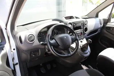 Peugeot Partner 1.6 Blue-HDi Confort L1 2018 - 10000 EUR, 235830 km - AUTO.MOTO.pt - 235830km - foto 9 de 17